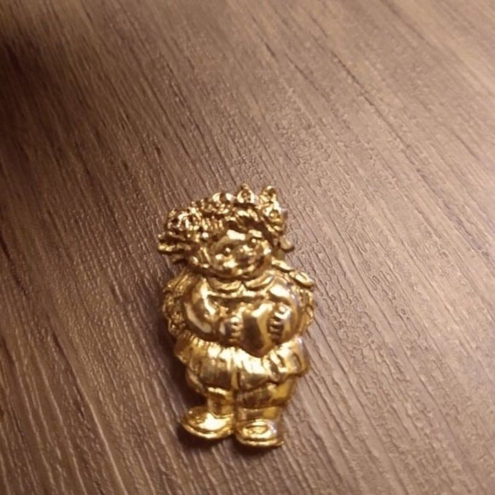 Preciousβ momentsβgoldβcherubΒ brooch